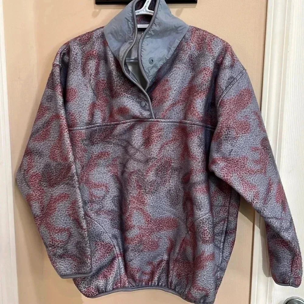 (50) Vintage Lady  Foot locker pull over sweater